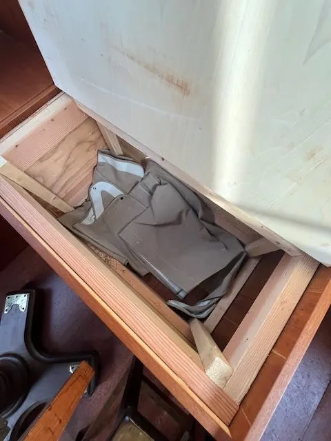 Slide: The Image of Tollycraft 34 Sundeck 1986 - 60