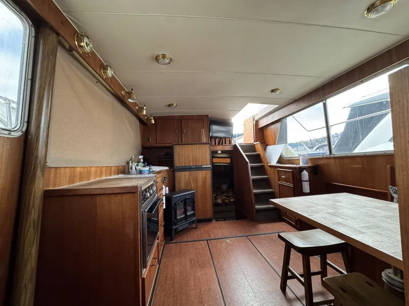 Slide: The Image of Tollycraft 34 Sundeck 1986 - 72