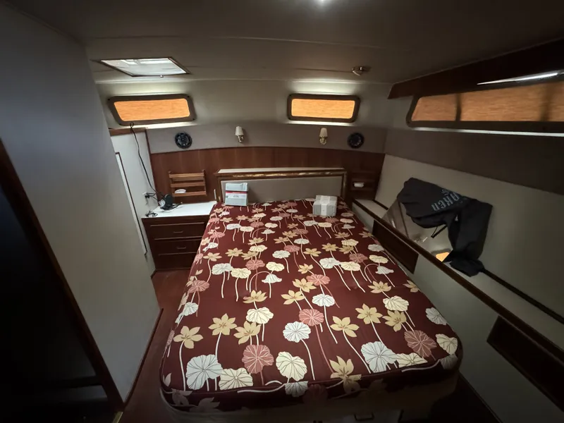 Slide: The Image of Tollycraft 34 Sundeck 1986 - 73