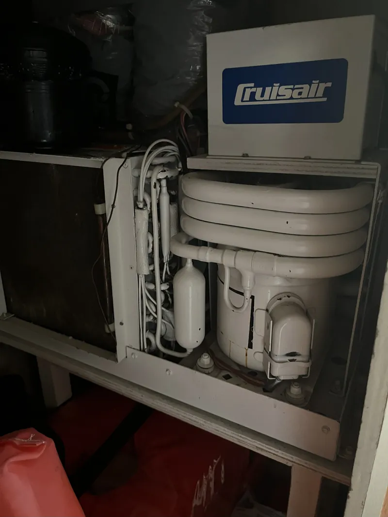 Slide: The Image of Tollycraft 34 Sundeck 1986 - 74