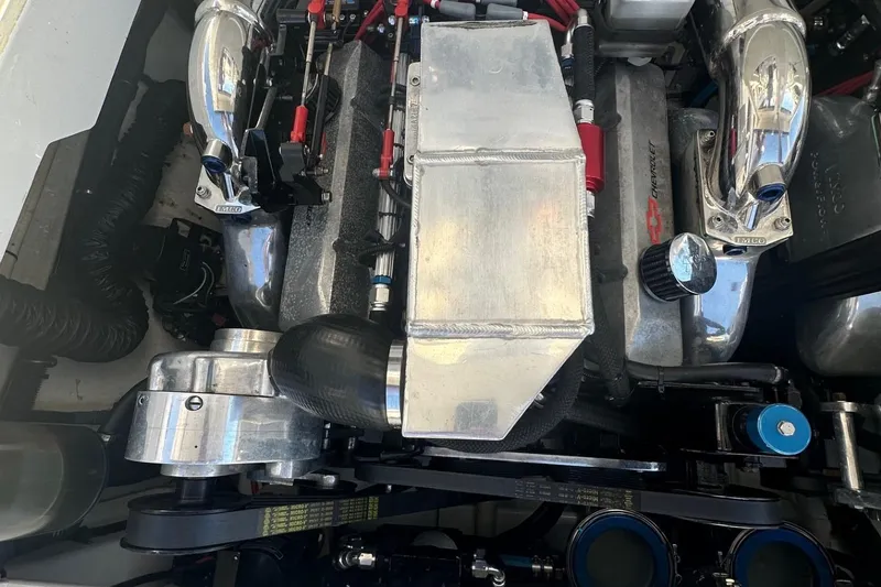 Slide: The Image of 2004 Formula 292 FASTech engine with chrome components and Chevrolet branding. - 21