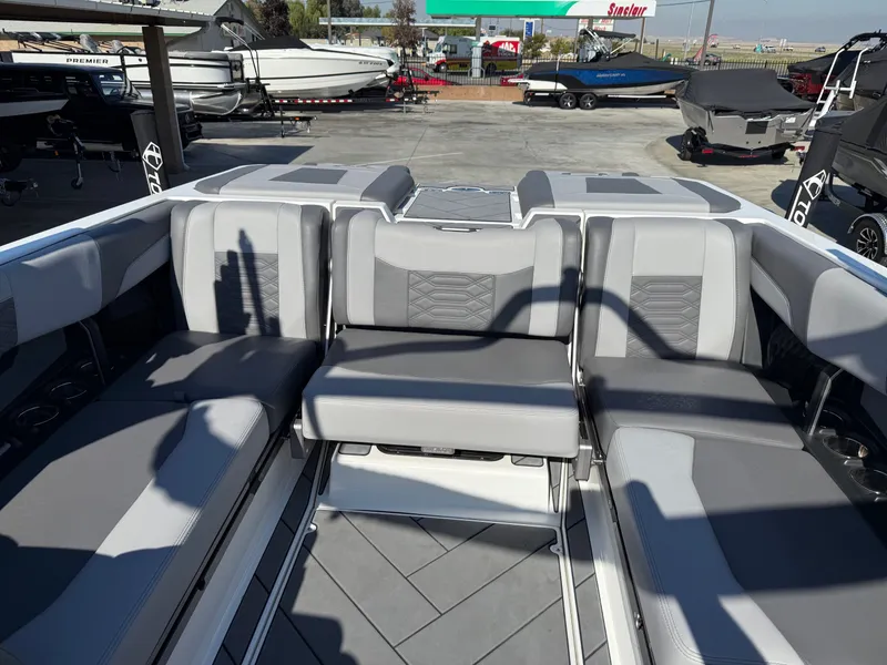 Slide: The Image of Malibu Wakesetter 25 LSV 2022 - 10