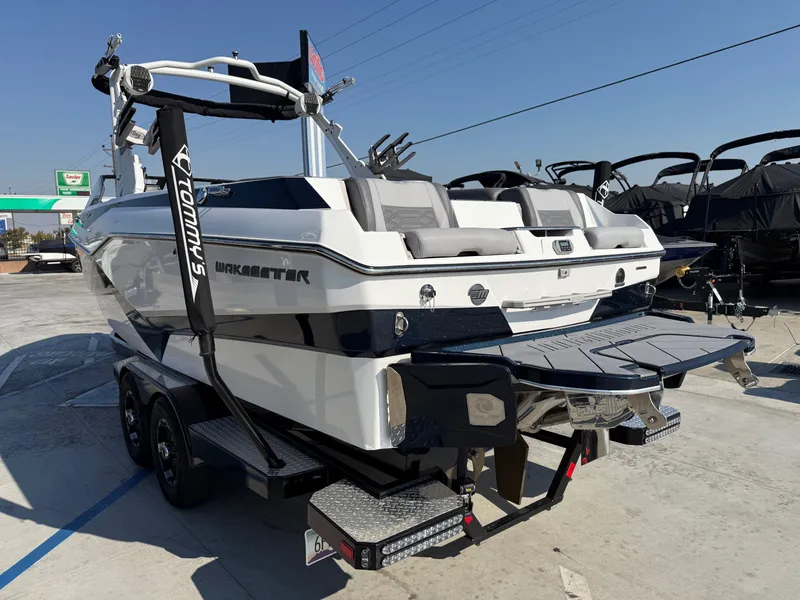 Slide: The Image of Malibu Wakesetter 25 LSV 2022 - 12