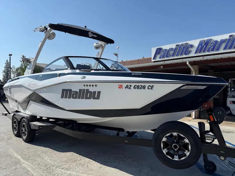 Slide: The Image of Malibu Wakesetter 25 LSV 2022 - 13