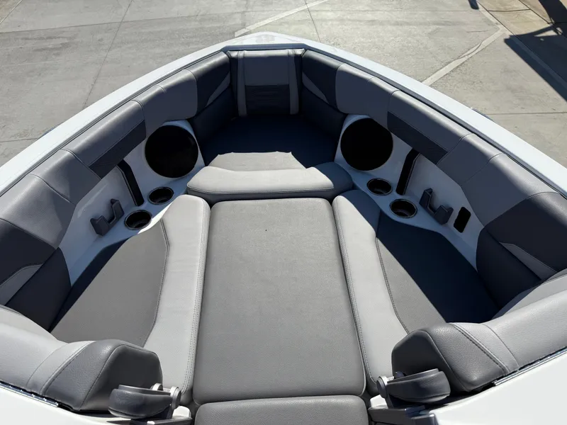 Slide: The Image of Malibu Wakesetter 25 LSV 2022 - 4