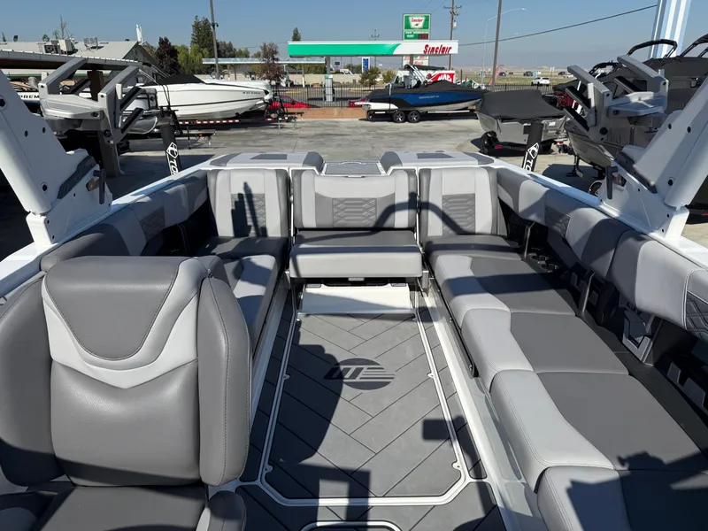 Slide: The Image of Malibu Wakesetter 25 LSV 2022 - 5