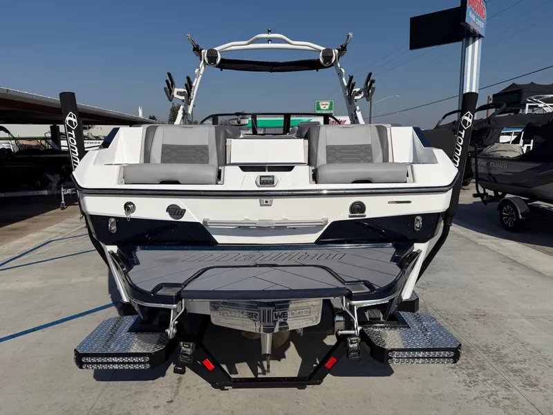 Slide: The Image of Malibu Wakesetter 25 LSV 2022 - 6