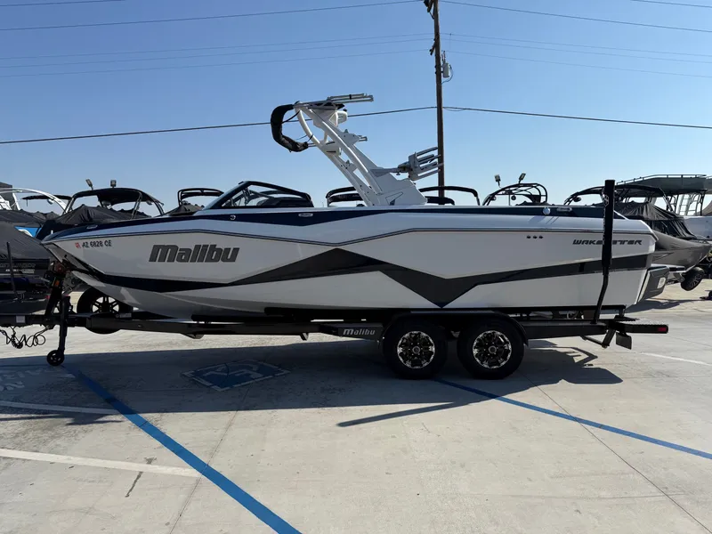 Slide: The Image of Malibu Wakesetter 25 LSV 2022 - 7