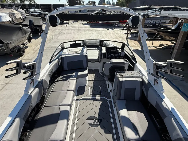 Slide: The Image of Malibu Wakesetter 25 LSV 2022 - 8