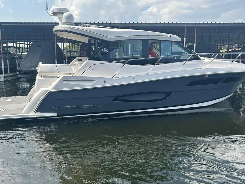 Slide: The Image of Regal 38 GRAND COUPE 2021 - 3