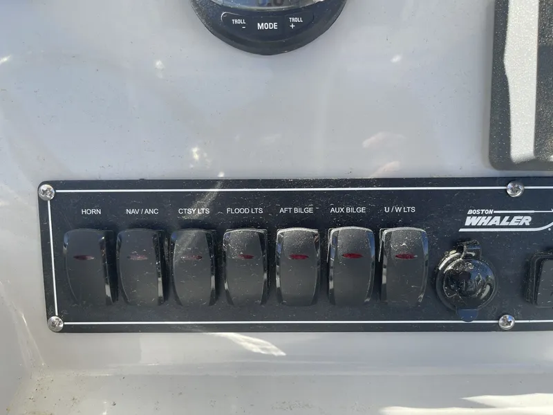 Slide: The Image of Boston Whaler 230 Outrage 2024 - 17