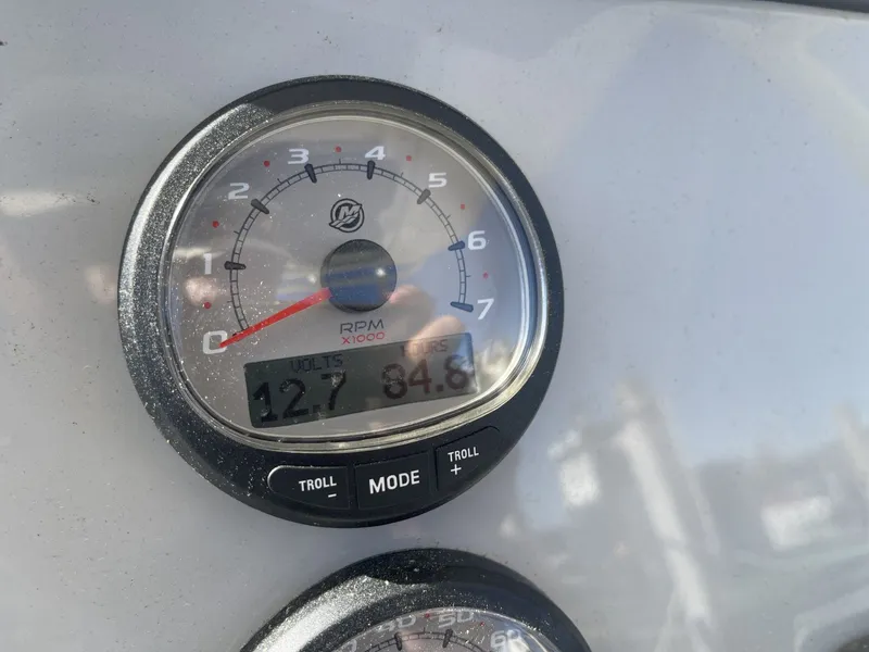 Slide: The Image of Boston Whaler 230 Outrage 2024 - 18