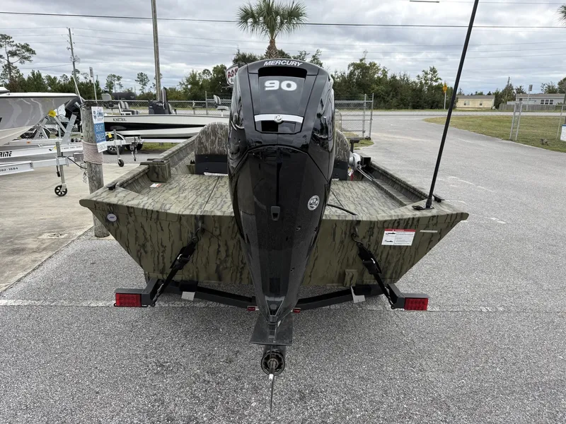 Slide: The Image of Lowe Roughneck 1860SC 2026 - 3