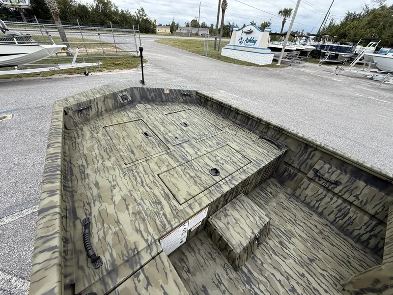 Slide: The Image of Lowe Roughneck 1860SC 2026 - 4