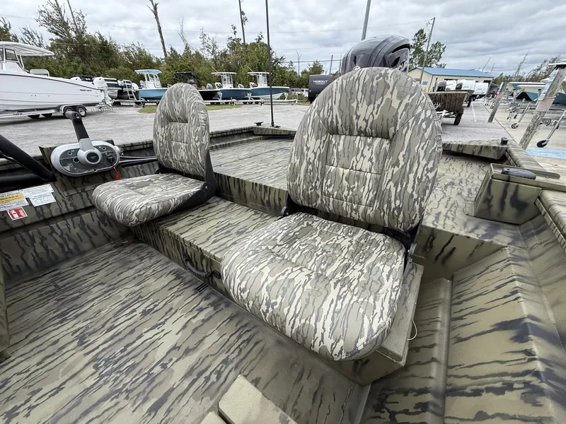 Slide: The Image of Lowe Roughneck 1860SC 2026 - 8