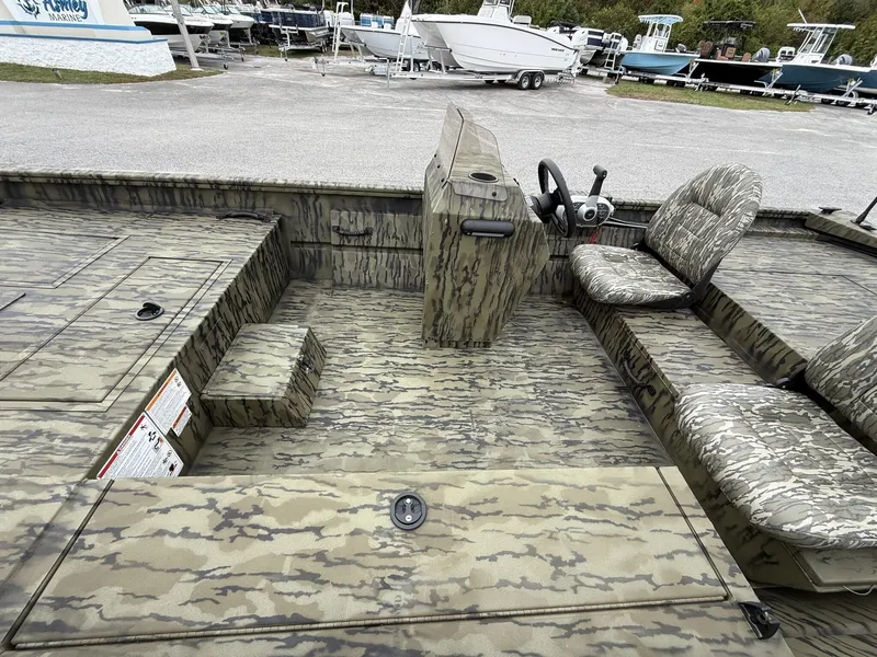 Slide: The Image of Lowe Roughneck 1860SC 2026 - 10