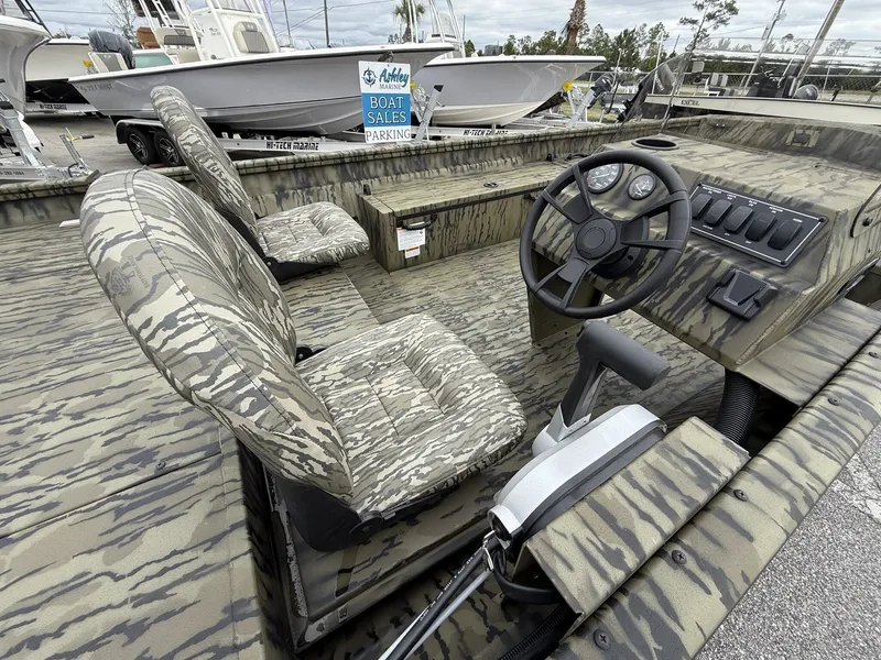 Slide: The Image of Lowe Roughneck 1860SC 2026 - 5