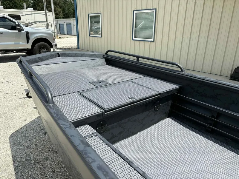 Slide: The Image of Gator-Tail Savage Mid Deck Series 1750 2025 - 10