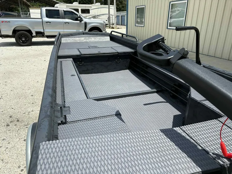 Slide: The Image of Gator-Tail Savage Mid Deck Series 1750 2025 - 13