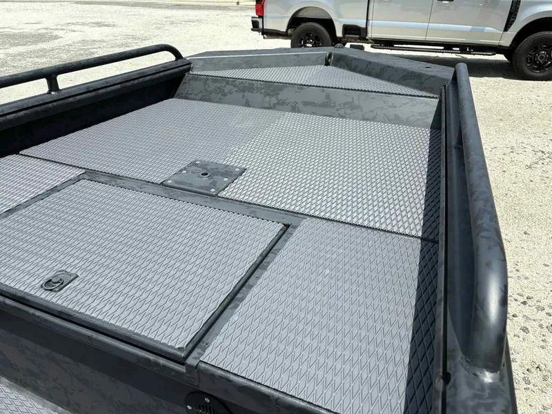 Slide: The Image of Gator-Tail Savage Mid Deck Series 1750 2025 - 17