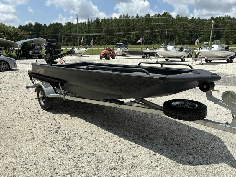 Slide: The Image of Gator-Tail Savage Mid Deck Series 1750 2025 - 3