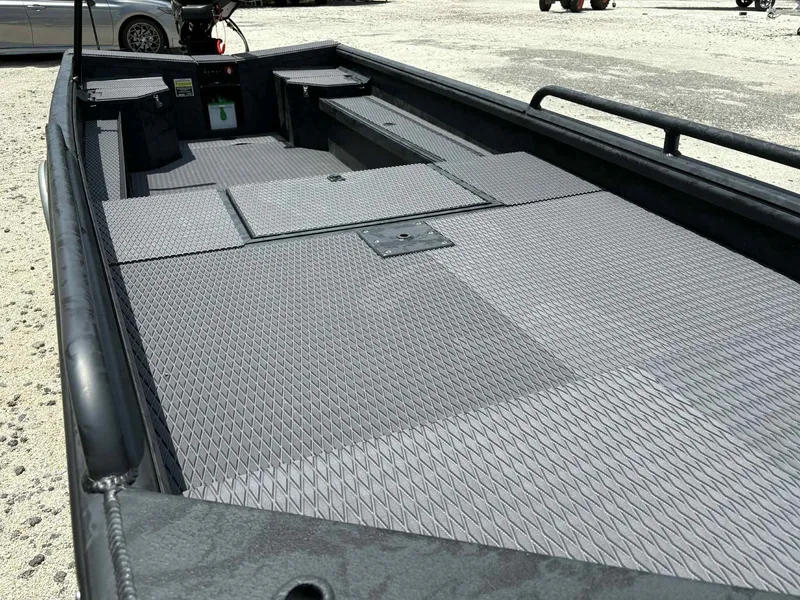 Slide: The Image of Gator-Tail Savage Mid Deck Series 1750 2025 - 8