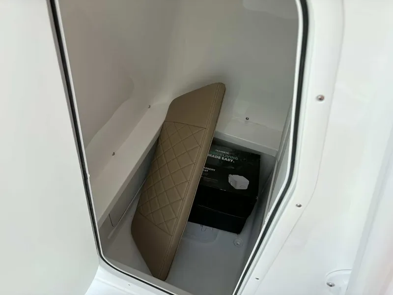 Slide: The Image of Blazer Bay 2700 Hybrid 2026 - 9