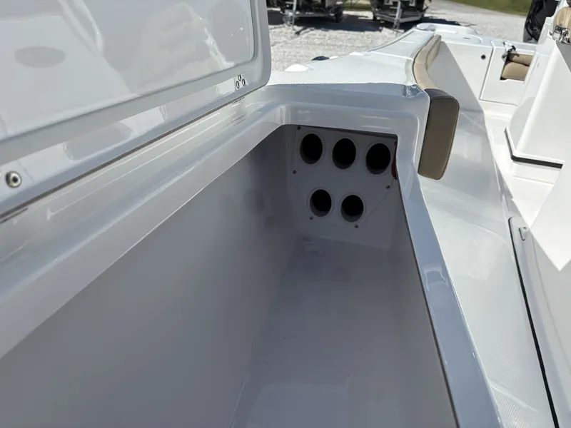 Slide: The Image of Blazer Bay Makaira 2600 2026 - 24