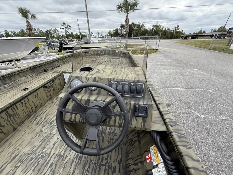 Slide: The Image of Lowe Roughneck 1860SC 2026 - 6