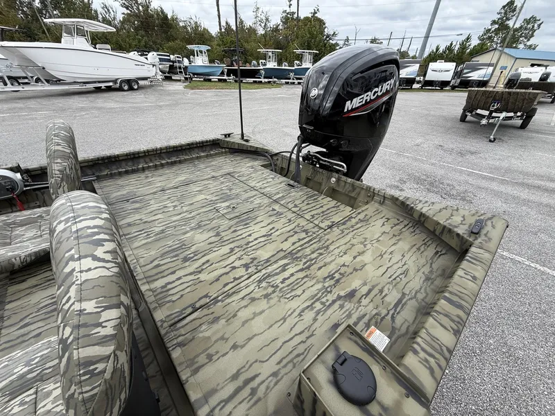 Slide: The Image of Lowe Roughneck 1860SC 2026 - 7