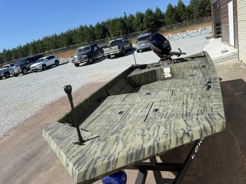 Slide: The Image of Lowe Roughneck Tiller 1660 Deluxe 2026 - 9