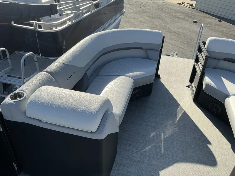 Slide: The Image of Lowe Ss 230 2025 - 10