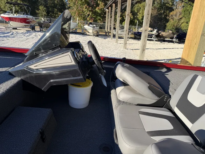 Slide: The Image of Lowe Stinger 175 2025 - 8