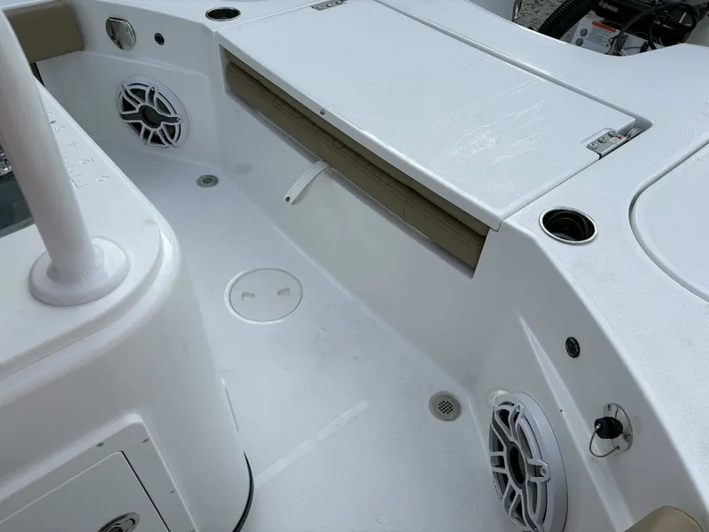 Slide: The Image of Blazer Bay 2700 Hybrid 2026 - 16