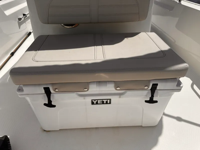 Slide: The Image of Boston Whaler 190 MONTAUK 2024 - 16