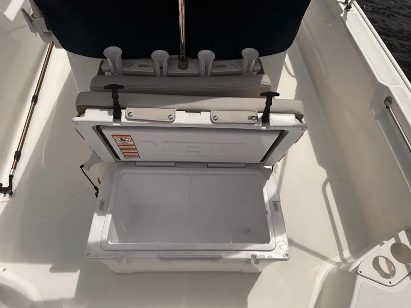 Slide: The Image of Boston Whaler 190 MONTAUK 2024 - 17