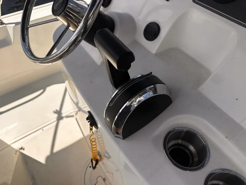 Slide: The Image of Boston Whaler 190 MONTAUK 2024 - 22