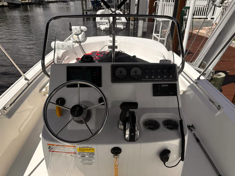 Slide: The Image of Boston Whaler 190 MONTAUK 2024 - 23