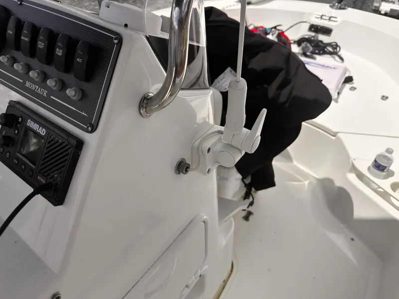 Slide: The Image of Boston Whaler 190 MONTAUK 2024 - 26