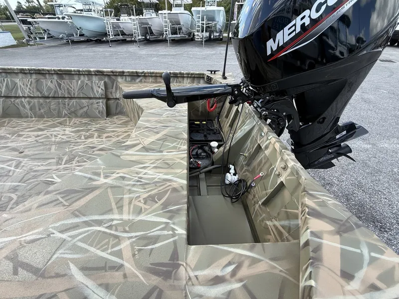 Slide: The Image of Lowe Roughneck Tiller 1760 Deluxe 2026 - 4