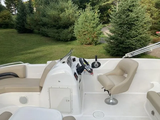 Slide: The Image of Hurricane SunDeck SD 187 I/O 2013 - 5