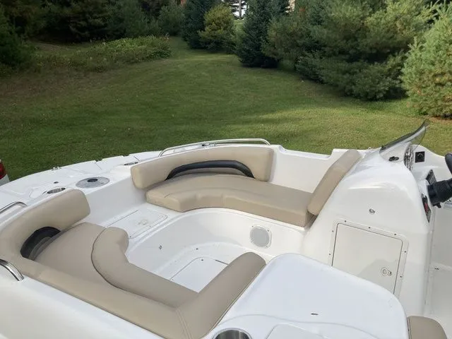 Slide: The Image of Hurricane SunDeck SD 187 I/O 2013 - 7