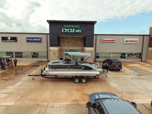 Slide: The Image of Manitou LX 23 Rear Facing X-Treme Windshield (RFXW) Single 2024 - 14