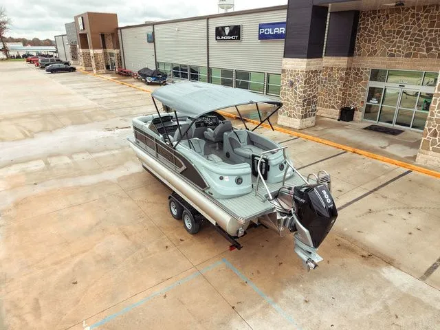 Slide: The Image of Manitou LX 23 Rear Facing X-Treme Windshield (RFXW) Single 2024 - 8