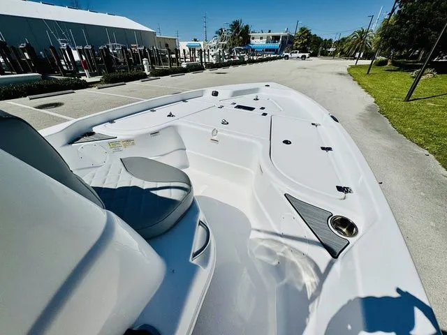 Slide: The Image of NauticStar 194 2024 - 13