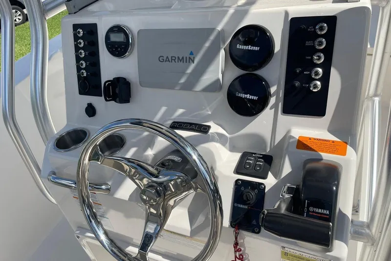 Slide: The Image of 2016 Robalo R200 Center Console dashboard with Garmin navigation and Yamaha controls. - 4