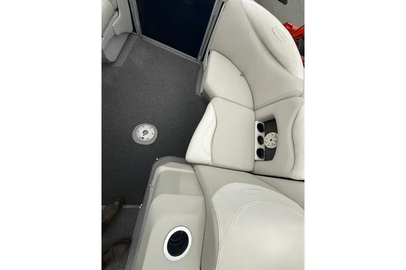 Slide: The Image of Luxurious seating on 2016 Sylvan Mirage Cruise 8522 LZ LE pontoon boat. - 11