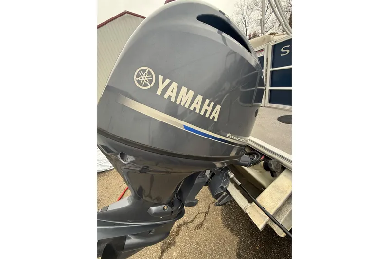 Slide: The Image of Yamaha outboard motor on 2016 Sylvan Mirage Cruise 8522 LZ LE boat. - 19
