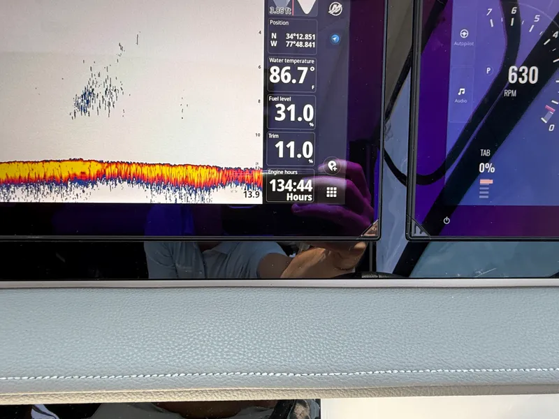 Slide: The Image of Sea Ray Sundancer 320 Outboard 2025 - 22