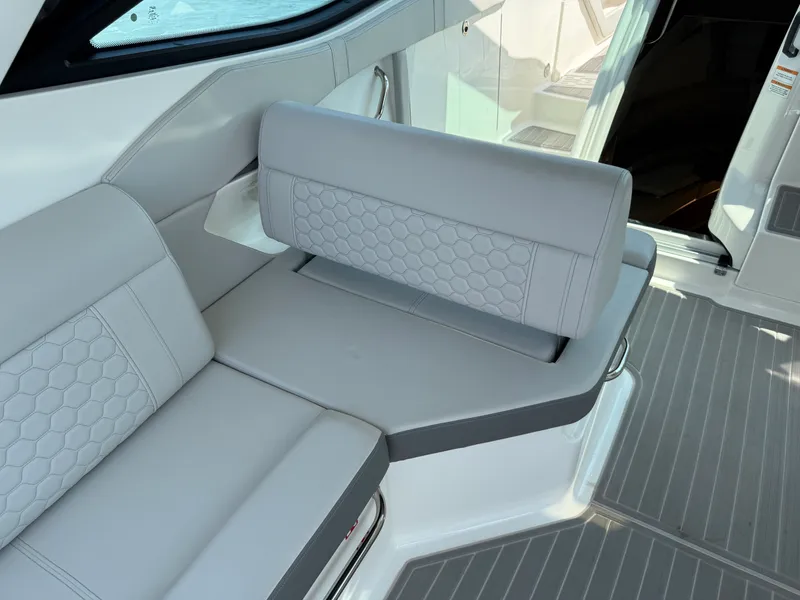 Slide: The Image of Sea Ray Sundancer 320 Outboard 2025 - 21